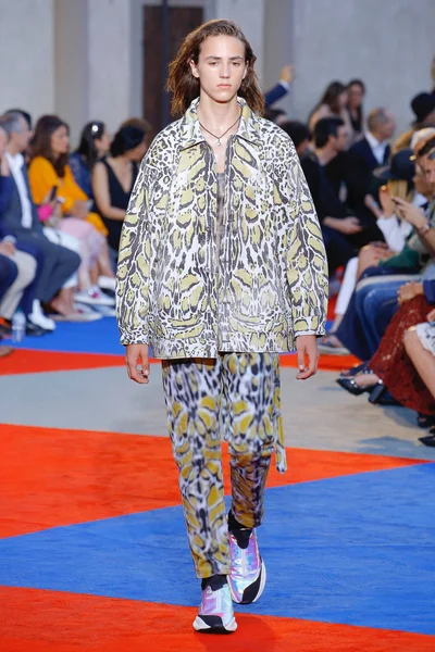 Look 18